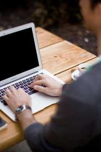 Man aan computer